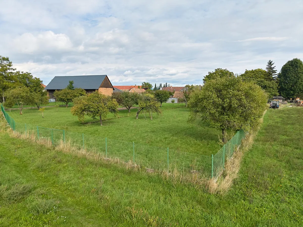 Prodej stavebního pozemku 2423 m²